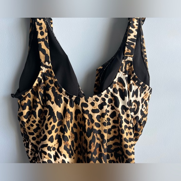 DKNY Women's Animal Print Ruffle Neck One-Piece Swimsuit Size Medium - Picture 7 of 9